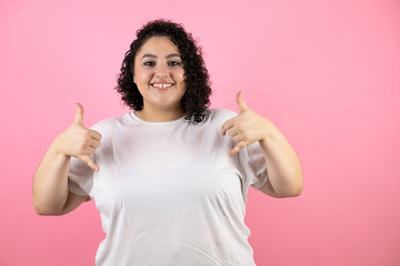 Young beautiful woman wearing sunglasses over isolated pink background shouting with crazy...