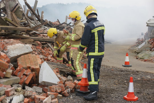 structural damage, building collapse, danger zone, search and rescue 
