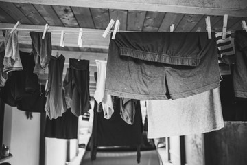 Wäsche auf der Leine in einem Carport