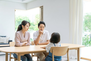 子供と話す夫婦　子育て　育児　教育
