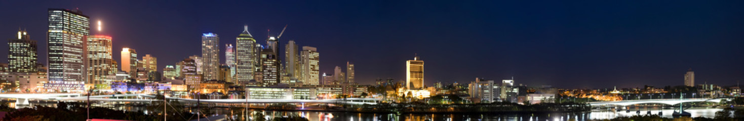 Obraz na płótnie Canvas A wide panorama shot of Brisbane city at night