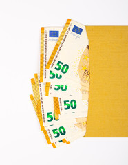 Billets de 50 euros dans une enveloppe