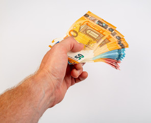 Main tenant une liasse de billets en euros