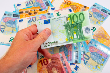 Main tenant un billet de 100 euros