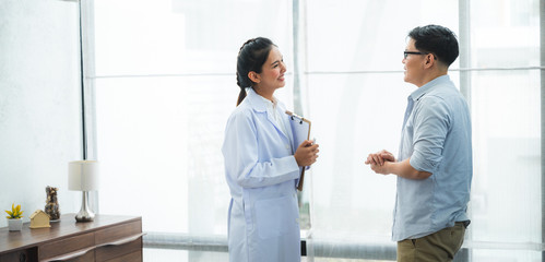 Obraz premium Psychiatrists doctor provide mental health counseling at home.