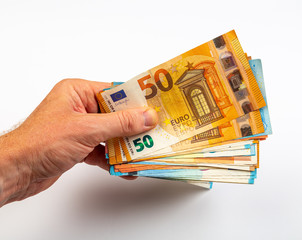 Main tenant une liasse de billets de banque en euros