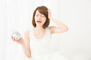寝坊する女性