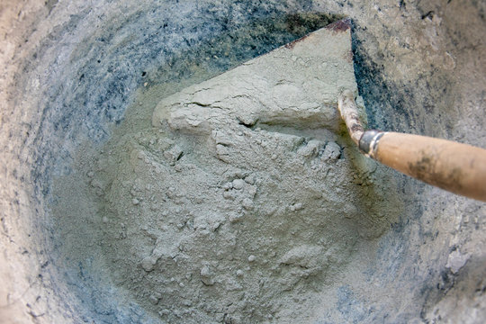 Llenando la cubeta con cemento para disolver en agua.