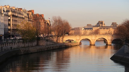 Paris, paysage urbain avec la Seine, le Pont Neuf, le quai des Grands Augustins et le Louvre au...