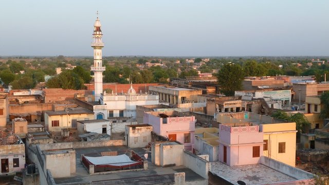 Vue a&eacute;rienne panoramique sur la ville de Mandawa dans la r&eacute;gion indienne du Shekhawati au Rajasthan, avec le minaret d'une mosqu&eacute;e (Inde)
