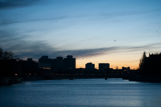Brzask nad panoramą miasta i rzeki - Wrocław