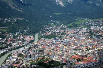 Fototapeta na wymiar Flug über das Zentrum von Innsbruck in Oesterreich 5.7.2020
