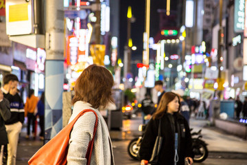 韓国旅行中の女性