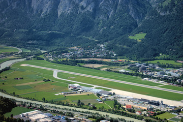 Fototapeta na wymiar Landebahn vom Flughafen Innsbruck in Oesterreich 5.7.2020