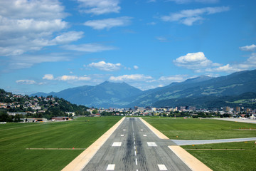 Landebahn vom Flughafen Innsbruck in Oesterreich 5.7.2020