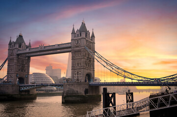 Obraz na płótnie Canvas Sunset over Tower Bridge crossing the River Thames in London, UK.