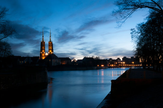 Panorama Odry - krajobraz miejski - wsch&oacute;d słońca z katedrą wrocławską w tle