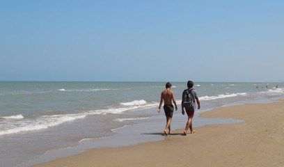 Amici in vacanza al mare - passeggiare