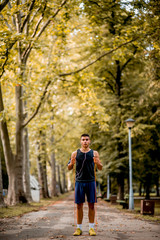 Obraz premium Young Caucasian man jumping the rope in the park