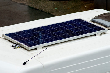 Panel solar en el techo de una furgoneta