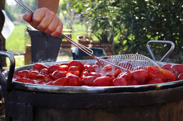 Cottura pomodoro estiva come da tradizione emiliana per sugo