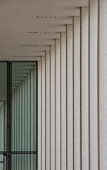 Viereckige Säulen an der James-Simon-Galerie in Berlin