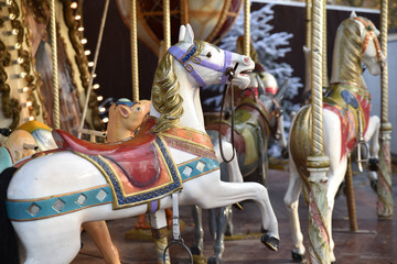 Chevaux de bois colorés