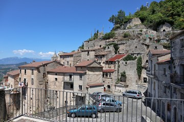 Fototapeta na wymiar Pesche - Panorama dalla terrazza del borgo
