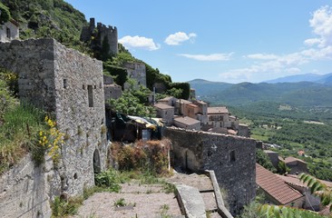 Fototapeta na wymiar Pesche - Panorama del borgo dal sentiero