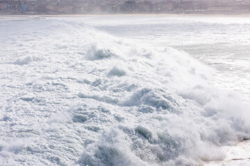 Obraz premium Foamy stong waves crashing in the ocean