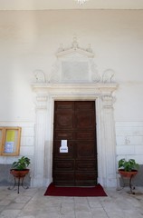 Pesche - Entrata della Chiesa di San Michele Arcangelo