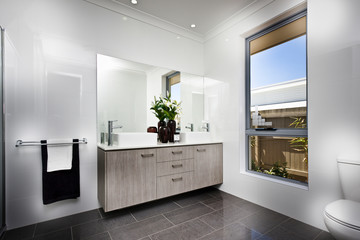 Fototapeta na wymiar A bright bathroom in new luxury home