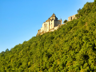 Fototapeta na wymiar Chateau Castelnaud perched on a limestone cliff