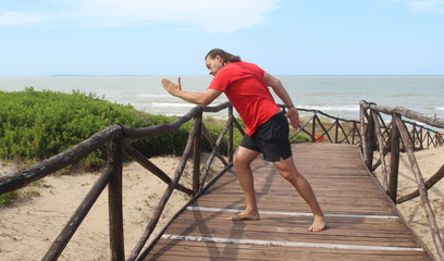 Uomo molto arrabbiato in vacanza al mare