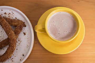 Churros de azúcar con taza de chocolate caliente 