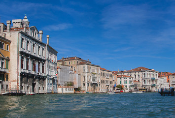 Fototapeta na wymiar Venetian view from the water to the central facades.