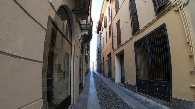 Pavia, Italy - August 13, 2020: 4K moving time lapse walking through the narrow alleys towards the Pavia Cathedral&nbsp;(Duomo di Pavia)