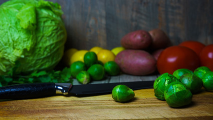 coles de bruselas en tabla de cortar 