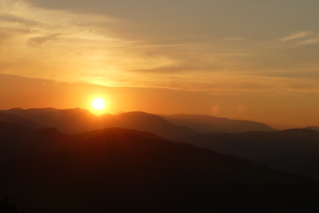 oranger Himmel über den Bergen