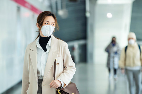 Wearing a mask of the young woman walked in a subway station