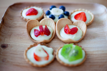Mini crostate di frutta, fragola, mirtilli, kiwi, banane e crema pasticciera fatte in casa.