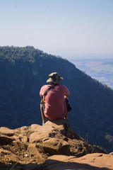 Hombre observando desde la punta del cerro