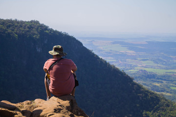 Hombre admirando desde la punta del cerro