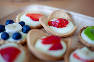 Mini crostate di frutta, fragola, mirtilli, kiwi, banane e crema pasticciera fatte in casa.