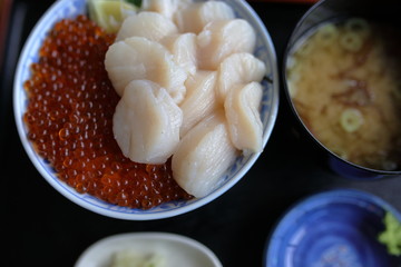 ホタテいくら丼