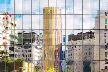Spiegelung in einer Glasfassade im modernen Quartier "la Défense" in Paris, Frankreich