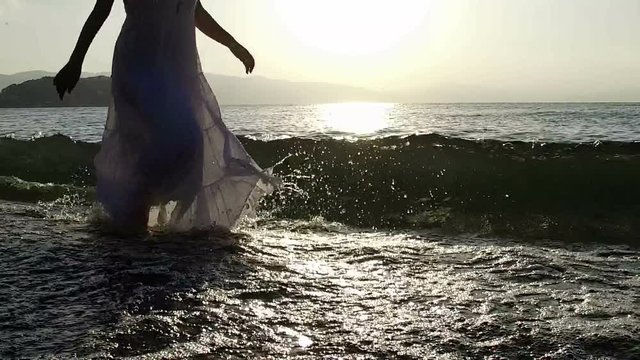 Girl runs on the waves - Slow Motion