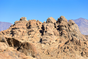 Fototapeta premium Alabama Hills with Sierra Nevada in the background