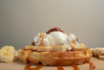 waffle con helado de coco, banana y dulce de leche