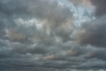 Obraz premium burzowe niebo z chmurami. burzowe zachmurzone niebo